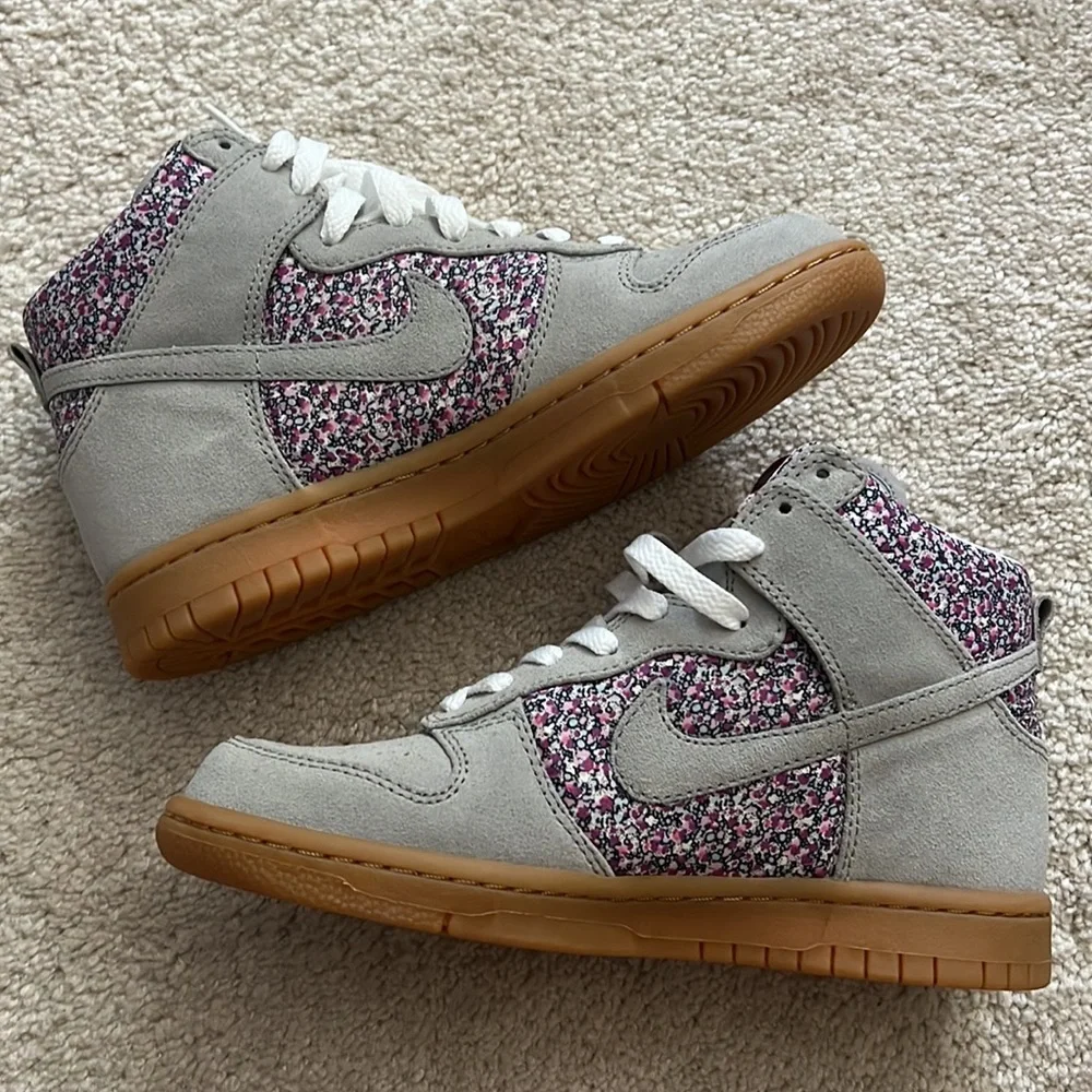 New Nike Floral Sneaker - size 5 women - Picture 3 of 5